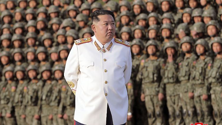 Nordkoreas Machthaber Kim posiert in weißer Marschall-Uniform vor seinen Soldaten während eines Fototermins. 