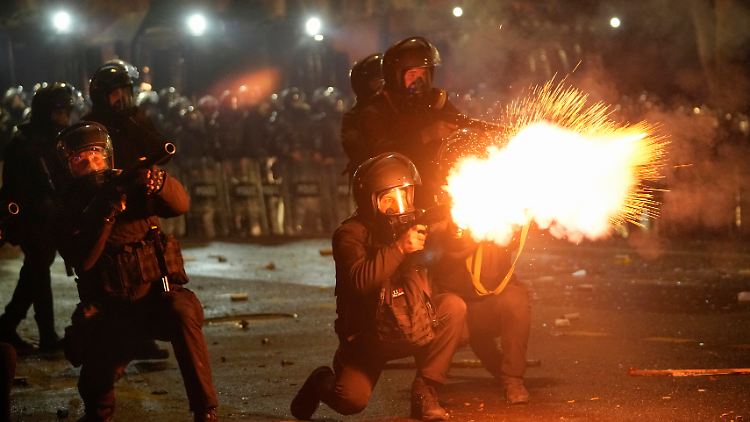 Die Polizei schießt mit Tränengas auf Demonstranten in Tiflis.