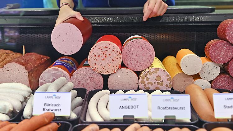 Noch immer greifen viele Menschen in Deutschland zu Wurstwaren. Aber der Absatz wird weniger.