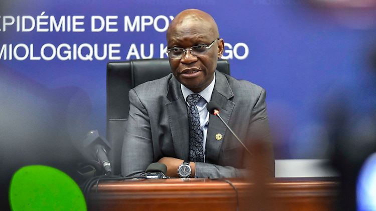 Der kongolesische Gesundheitsminister Roger Kamba spricht bei einer Pressekonferenz in Kinshasa. 