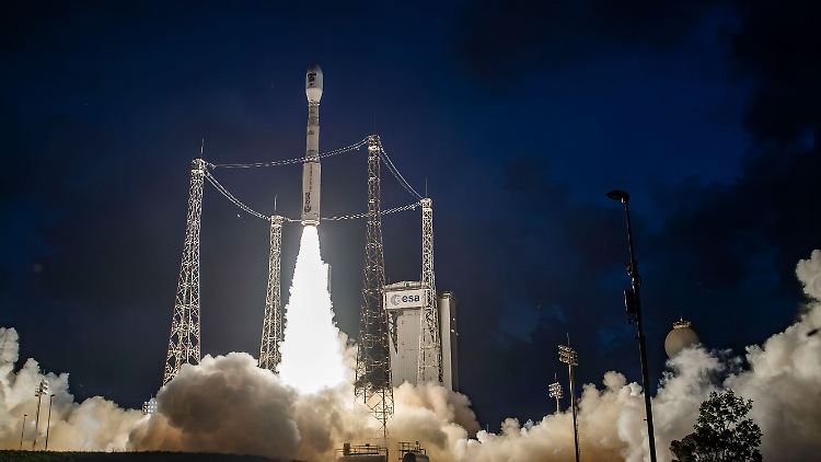 Die europäische Vega-C-Rakete hebt am europäischen Weltraumbahnhof in Kourou in Französisch-Guayana ab. 
