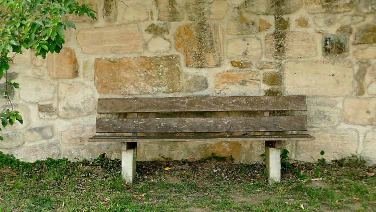 Hinter den früheren Klostermauern verwandelt sich die Suche nach einem besseren Leben schnell in ein Schreckensregime.