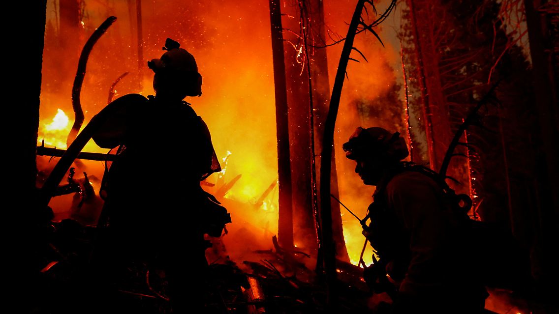 Fast 9000 Menschen müssen in Sicherheit gebracht werden, die Flammen zerstören mehr als 700 Gebäude.