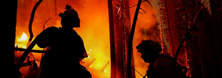 Fast 9000 Menschen müssen in Sicherheit gebracht werden, die Flammen zerstören mehr als 700 Gebäude.