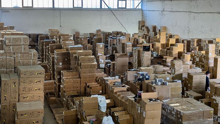 Während der Durchsuchung lieferte ein Transporter weitere knapp 30.000 E-Zigaretten an. 
