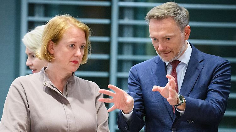 Paus wirft Lindner vor, das Gewalthilfegesetz verzögert zu haben. 