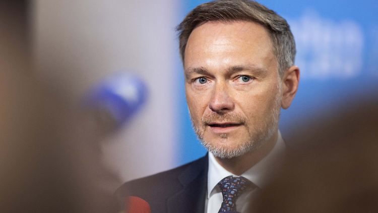 Die drängendsten Probleme Deutschlands seien das lähmende Regulierungsdickicht, die überbordende Bürokratie und der zu groß gewordene Staat, schreibt Lindner. 