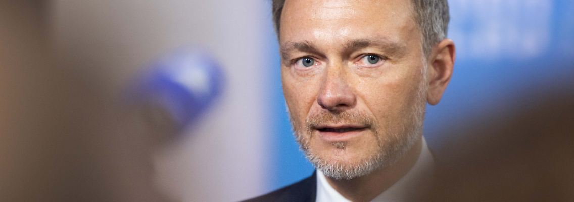 Die drängendsten Probleme Deutschlands seien das lähmende Regulierungsdickicht, die überbordende Bürokratie und der zu groß gewordene Staat, schreibt Lindner.