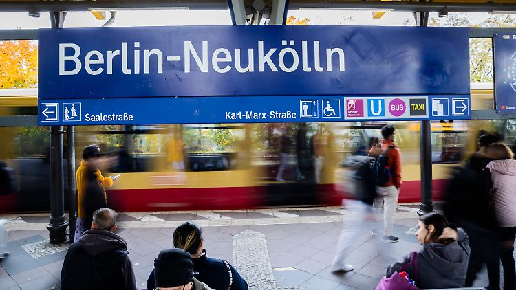 An diesem S-Bahnhof wurde der Sprengstoff gefunden, der Mann jedoch konnte fliehen.