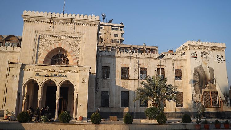 Nach der Eroberung von Hama haben die Oppositionellen das Bild von Assad an der Fassade des Regierungsbüros mit Kugeln durchlöchert. 