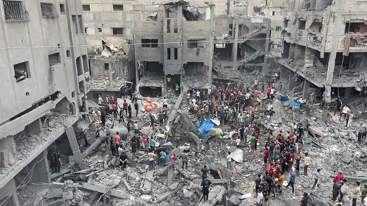 Palästinenser suchen nach einem israelischen Luftangriff im Flüchtlingslager Schati Gazastreifen nach Überlebenden.