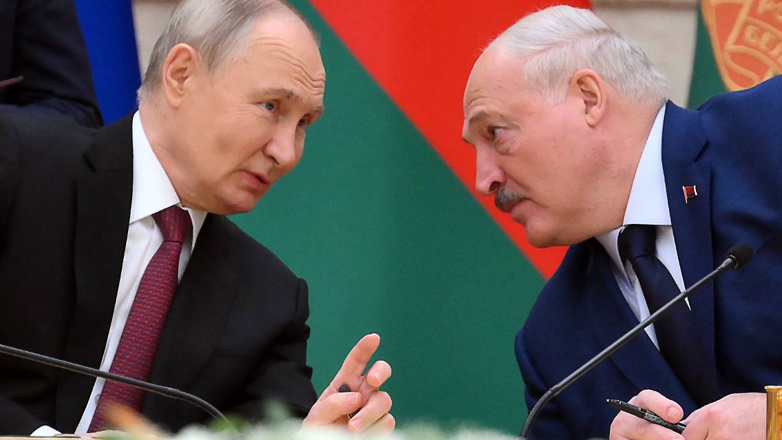 Engste Verbündete: Lukaschenko (r.) empfängt Putin in Minsk.