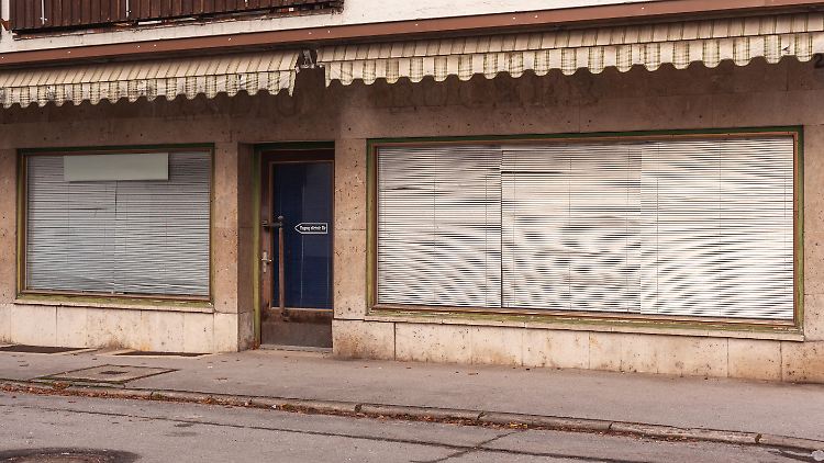 Größere Dienstleister beklagen vor allem den Fachkräftemangel. Der Handel leidet zudem besonders stark unter erhöhtem Konkurrenzdruck. 