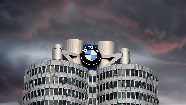 Die Autokonjunktur ist im Sinkflug. Auch der Münchener Autobauer ist dagegen nicht gefeit. Der operative Gewinn von VW, Mercedes-Benz und BMW brach im dritten Quartal auf Jahressicht annähernd um die Hälfte ein.