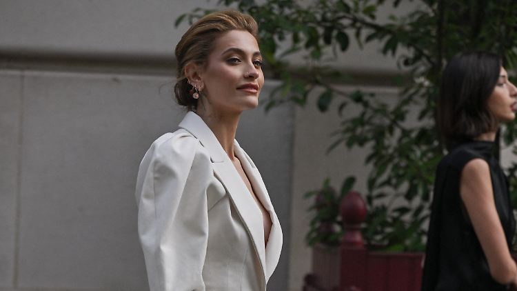 Hier zeigt sich Paris Jackson im weißen Kostüm, bald im weißen Hochzeitskleid?