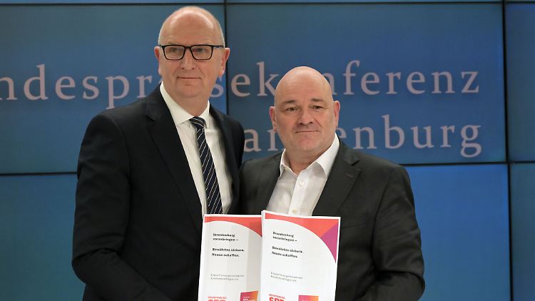 Arbeiten jetzt als Koalitionspartner zusammen: Woidke und Crumbach. 
