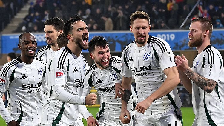 Kenan Karaman (l.) und seine Schalker überraschten gegen Paderborn.
