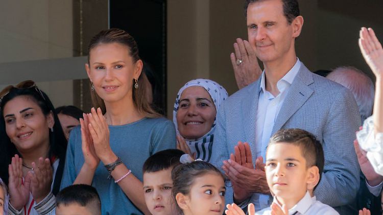 Diktator Baschar al-Assad mit seiner Gattin Asma und fremden Kindern im vergangenen Jahr beim Besuch einer syrischen Schule.