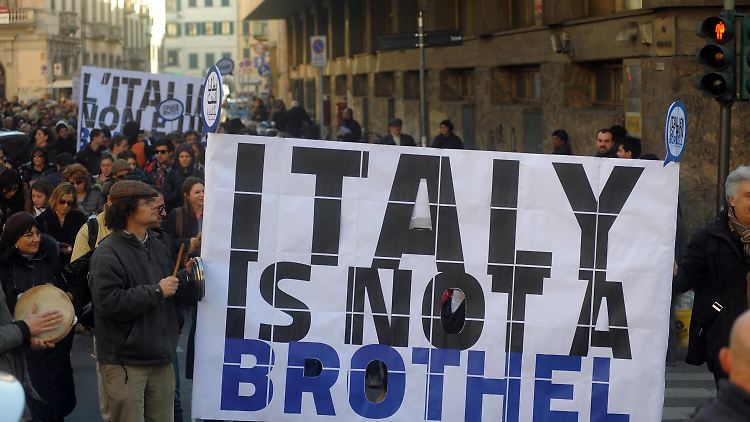 Demonstranten mit einem Plakat: "Italien ist kein Bordell".