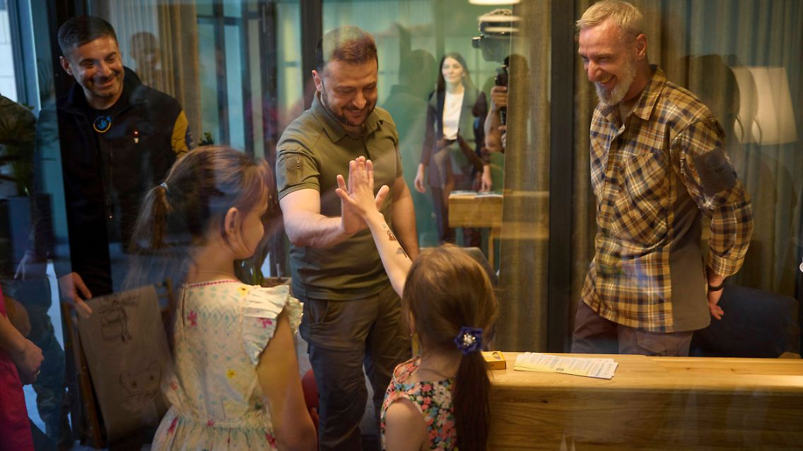 Präsident Selenskyj bei Eröffnung eines Kinderschutzzentrums, in dem auch aus Russland gerettete Kinder wohnen könnten.