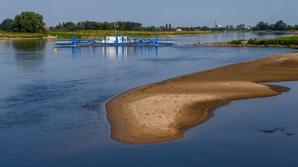 Eine-Sandbank-ist-im-Elbestrom-zu-sehen