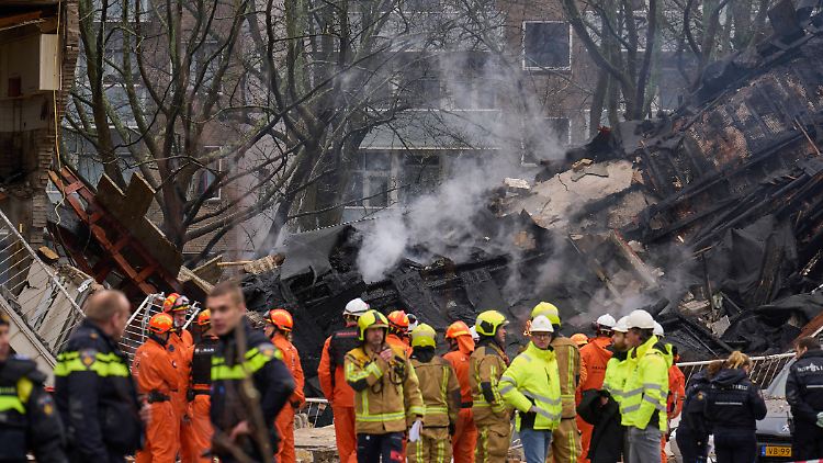 Bereits drei Tote konnten die Rettungskräfte bergen. 