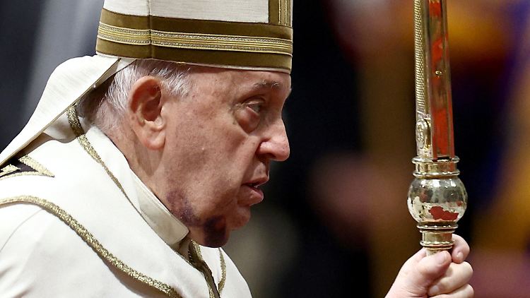 Der Papst wirkte erschöpft bei der Zeremonie. 