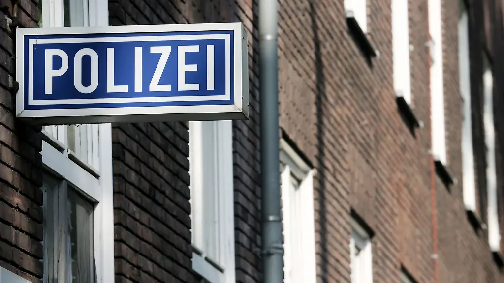 Ein-Schild-haengt-an-einem-Polizeipraesidium