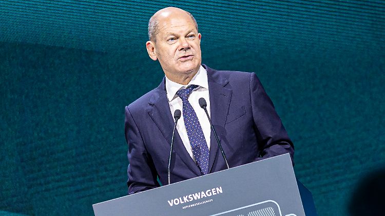 Als Olaf Scholz 2022 bei einer Veranstaltung zum Baustart der Volkswagen-Batteriezellfabrik für E-Autos in Salzgitter sprach, war die Welt im VW-Konzern noch in Ordnung.