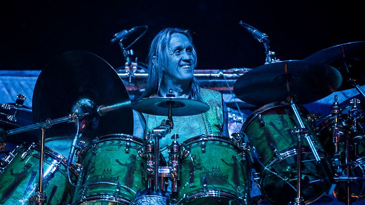 Nicko McBrain bei einem Konzert in Dänemark (2016).