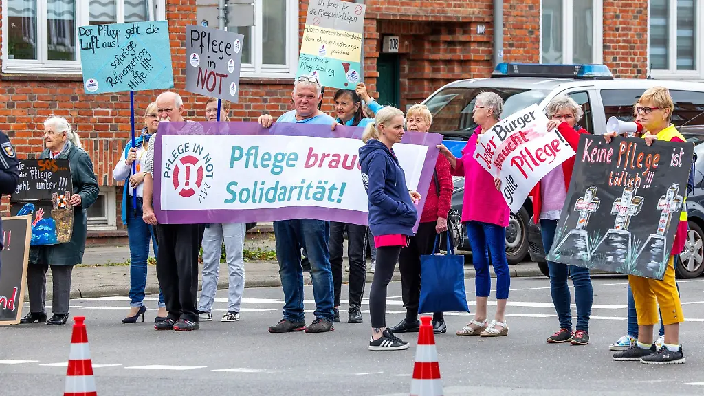 Pflegekraefte-Senioren-und-Angehoerige-von-Pflegebeduerftigen-demonstrieren
