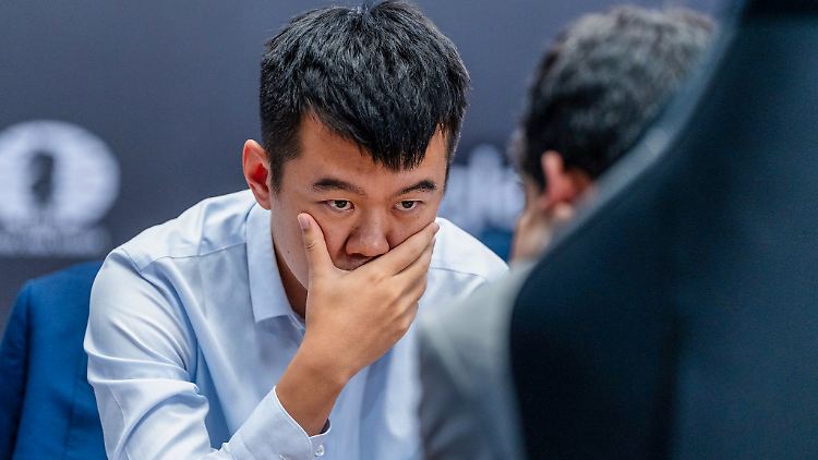 Ding Liren gerät bei der WM unter Druck. 