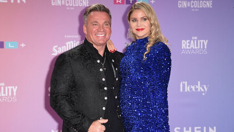 Peter Klein posiert mit seiner neuen Partnerin Yvonne Woelke.