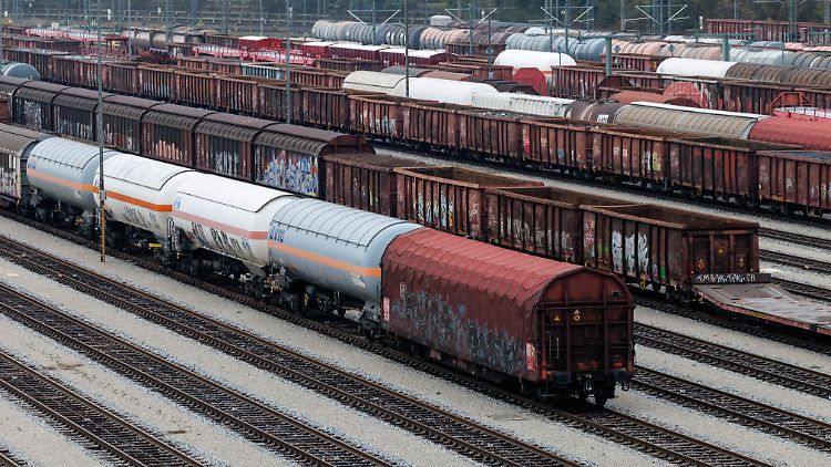 Hunderte haben bereits neue Jobangebote erhalten, heißt es von der Bahn.