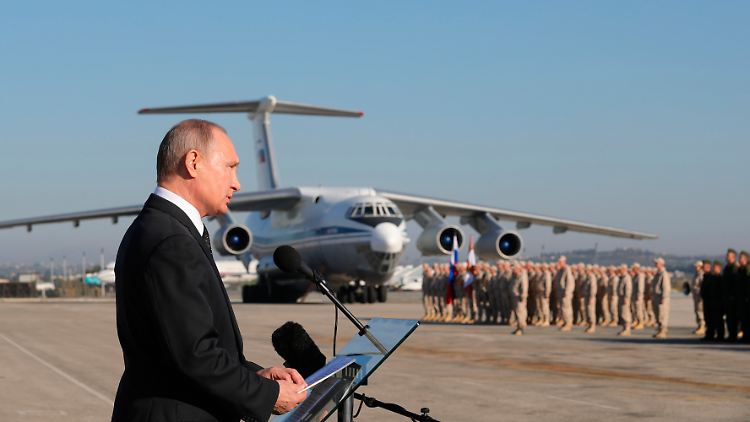 Laut russischem Außenministerium sind die Stützpunkte in erhöhter Bereitschaft, es gebe aber keine Bedrohung für die Soldaten.