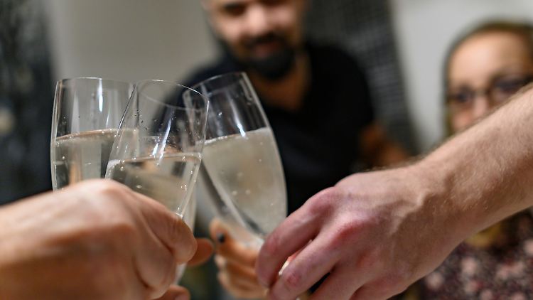 Die Weihnachtsfeier: Ein schöner Anlass, um gemeinsam mit Kollegen das Jahr ausklingen zu lassen.