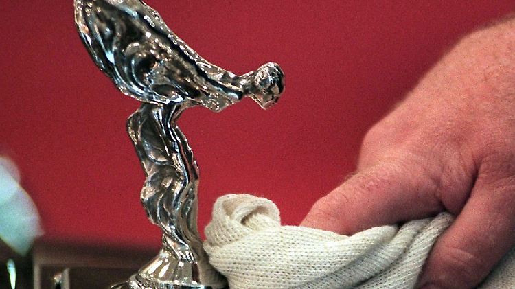 Seit nunmehr 100 Jahren ziert die Kühlerfigur "Emily" die Motorhauben von Fahrzeugen der Marke Rolls Royce.