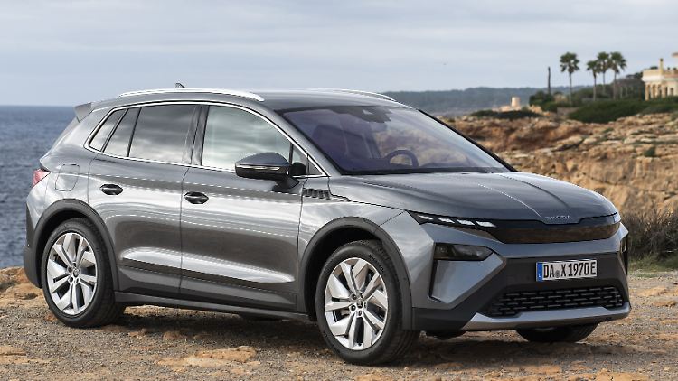 Mit der markanten Nase in der Motorhaube inklusive Markenschriftzug wirbt der neue Skoda Elroq für sich.