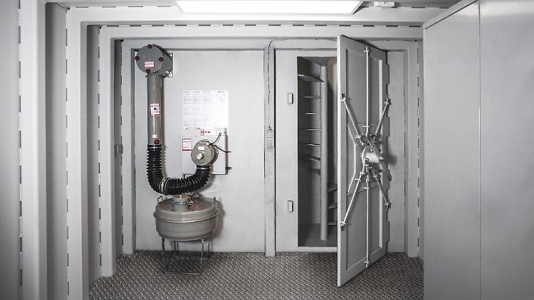 Blick in einen Privatbunker mit Filteranlage.