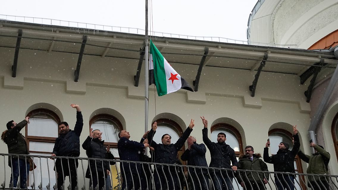 Eine Gruppe von Männern soll die Flagge gehisst haben.