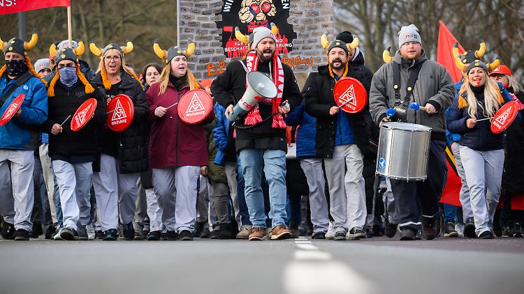 In Wolfsburg protestieren Mitarbeiter von Volkswagen gegen die Pläne des Vorstands. 