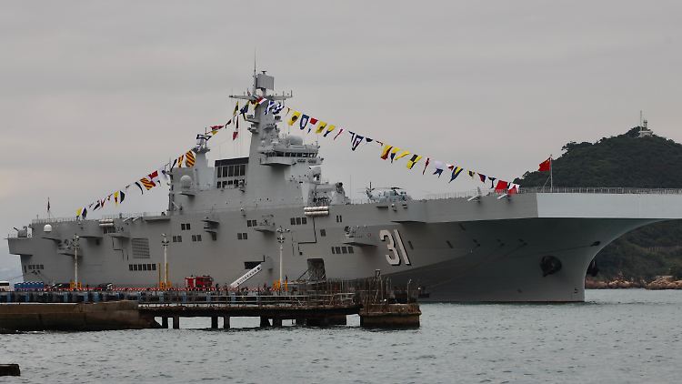 Ein Kriegsschiff der chinesischen Volksbefreiungsarmee ankert im November vor Hongkong.