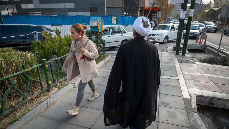 Eigentlich sehen die strengen Bekleidungsvorschriften im Iran vor, dass Frauen in der Öffentlichkeit ein Kopftuch tragen.