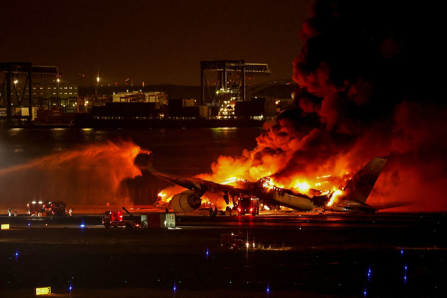 2. Januar: Feuerwehrleute versuchen auf dem Flughafen Haneda in Tokio einen brennenden Airbus zu löschen. Die Maschine vom Typ A350 der Japan Airlines war mit einem Flugzeug der Küstenwache kollidiert. Alle 379 Personen des Airbus werden gerettet, in dem kleinen Flieger überlebt nur einer der sechs Insassen.
