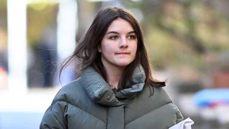 Nein, Suri Cruise ist keine Millionärin - behauptet zumindest Mama Katie Holmes.