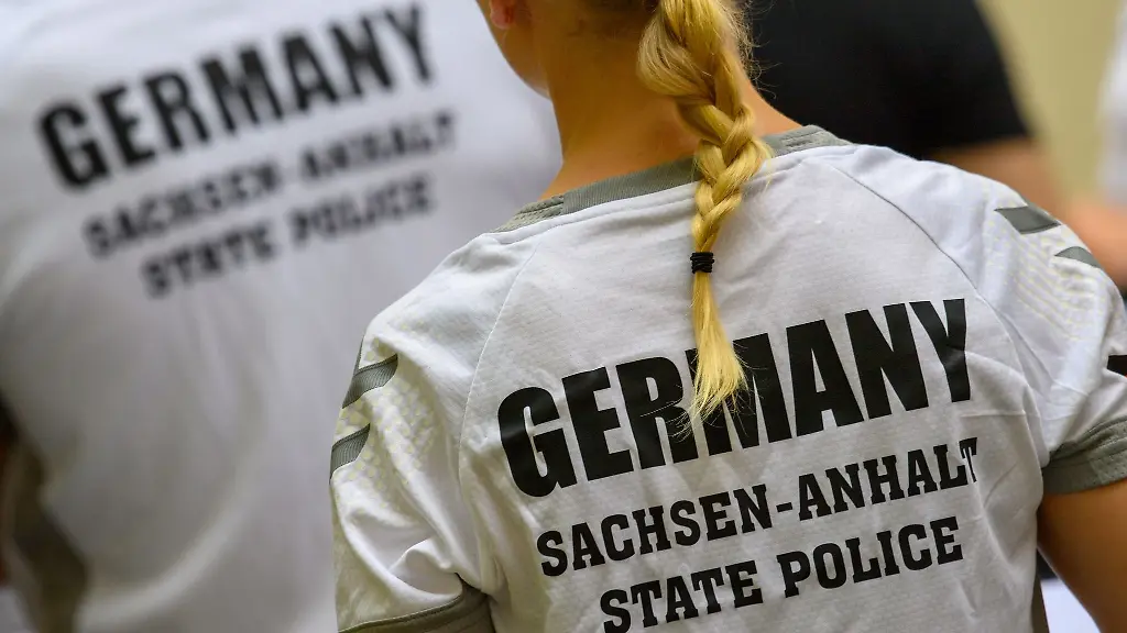 Germany-Sachsen-Anhalt-State-Police-ist-auf-dem-Trikot-einer-Teilnehmerin-zu-lesen
