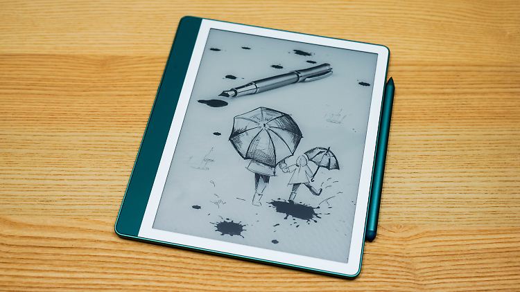 Der Kindle Scribe 2024 mit angeheftetem Premium-Stift.