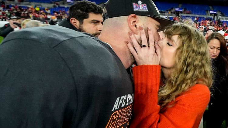 Popstar Swift und der Kansas City Chiefs-Spieler Kelce hatten ihre Liebe im Sommer 2023 offiziell gemacht. 