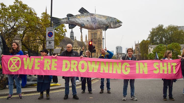 In London wird für sauberes Wasser demonstriert, weil man droht, in Schei*e zu ertrinken ... 