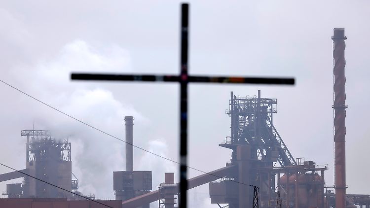 Der Blick vom Alsumer Berg mit Gipfelkreuz auf das Stahlwerk Schwelgern von Thyssenkrupp mit seinen Hochöfen.